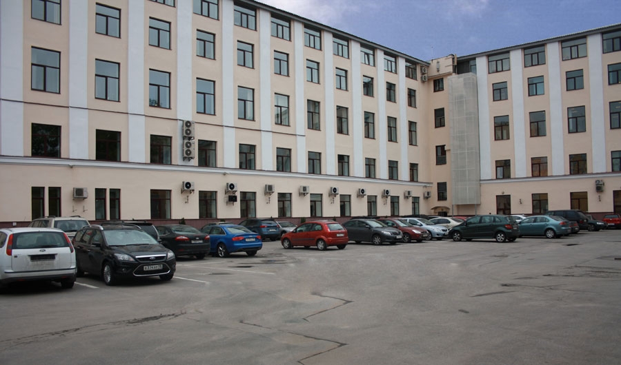 парковка бизнес-центра по адресу Чапаева ул., д. 15В